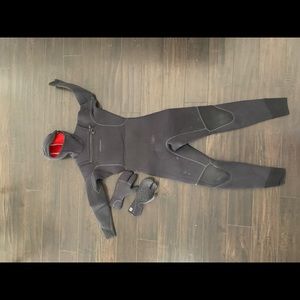 PATAGONIA R4 Wetsuit with complimentary gloves 5ml